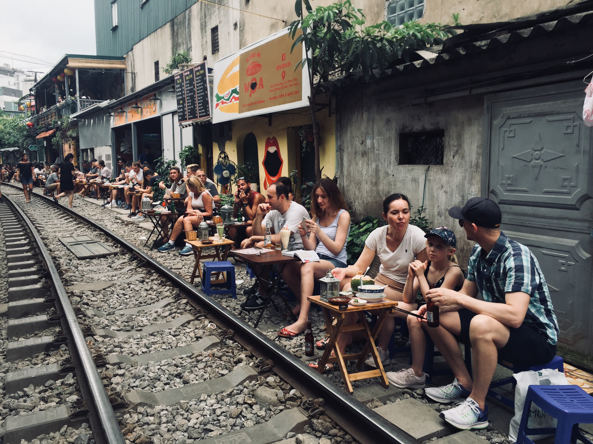 Rất nhiều lần cơ quan chức năng đã xử phạt, dẹp bỏ các quán cà phê đường tàu. Thế nhưng, cứ đóng cửa một thời gian các quán hàng này lại mọc như nấm sau mưa.