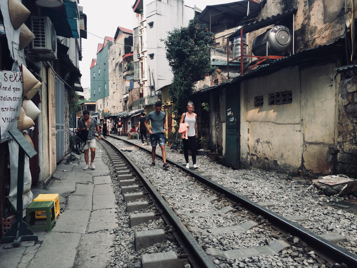 Một đoạn đường tàu chạy qua đường Điện Biên Phủ đến phố Phùng Hưng, Hà Nội mọc lên san sát quán cà phê đang thu hút rất đông du khách nước ngoài và cả người dân Thủ đô.