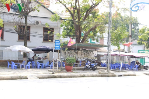 Các quán nước ngoài vỉa hè cũng vắng bóng khách.