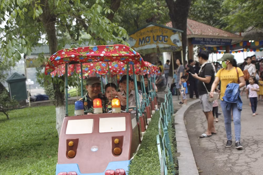 “Bien nguoi” chen chan tai Vuon thu Thu Le trong ngay cuoi nghi le-Hinh-7