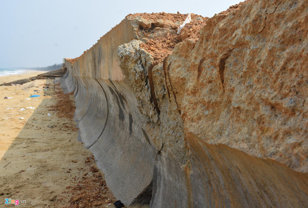 Nhiều mảng lớn bê tông vỡ vụn trơ cả cốt sắt bên trong. Ông Diệp Văn Thương, Chủ tịch UBND xã Tam Quan Bắc, cho biết nhiều người dân bức xúc vì kè biển mới đưa vào sử dụng đã hỏng nặng gây lãng phí lớn. Nếu để công trình hư hỏng kéo dài thì sẽ triều cường sẽ xâm thực sâu vào khu dân cư, gây nguy hiểm cho tính mạng người dân.