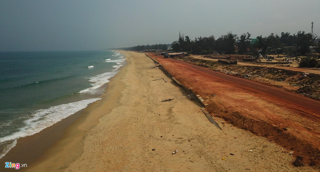 "Địa phương đã nhiều lần kiến nghị cơ quan chức năng cần xem xét thiết kế lại, khắc phục khẩn cấp để đảm bảo an toàn cho các làng chài nơi đây", ông Thương nói.