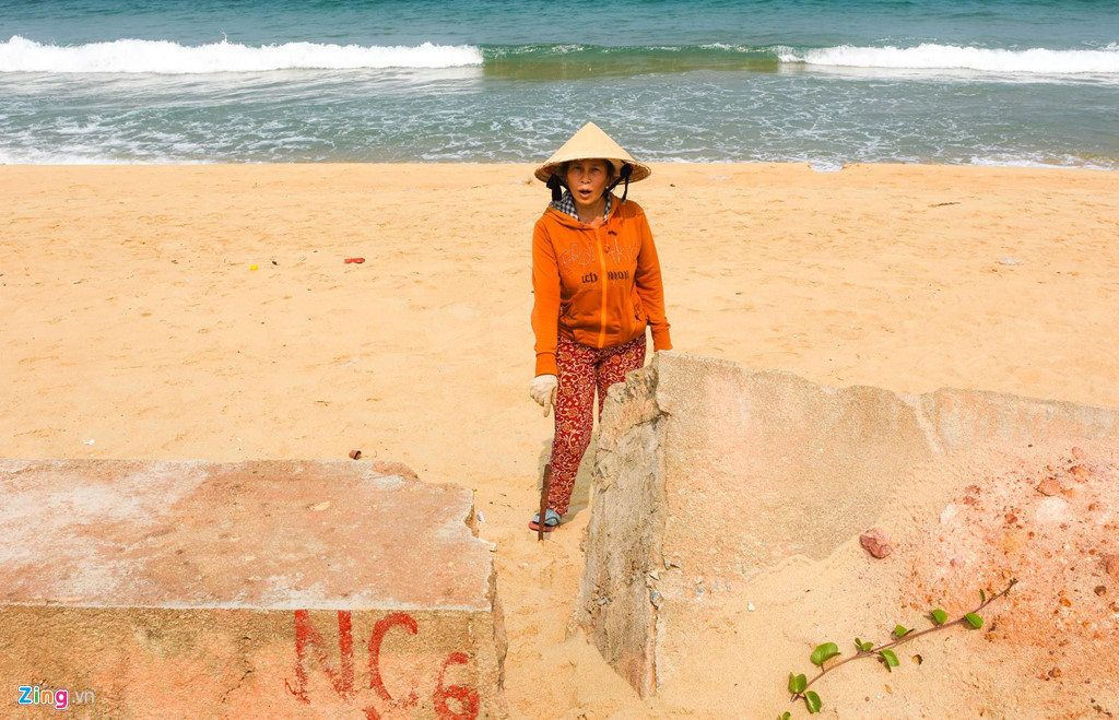 Bà Nguyễn Thị Trinh (ngụ xã Tam Quan Bắc, huyện Hoài Nhơn) vừa chỉ tay xuống cốt sắt ló trên bãi cát vừa xót xa cho hay công trình trị giá 80 tỷ đồng. "Công trình kè chống sạt lở bảo vệ cho người dân ven biển nhưng chưa chi đã bị sóng đánh tan nát thế này thì uổng phí tiền của Nhà nước và công sức của người lao động nhiều quá", bà bộc bạch.