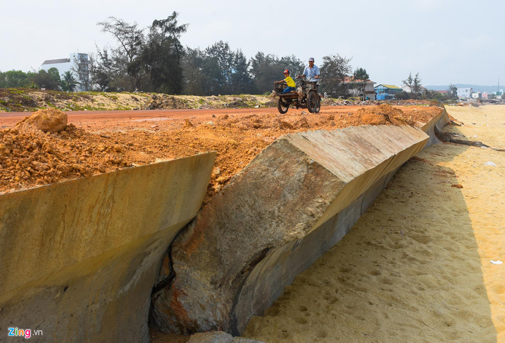 Khối bê tông bị sóng xô lệch nghiêng ngả gây mất an toàn cho người dân xã Tam Quan Bắc (huyện Hoài Nhơn). Cuối năm 2018, trên cơ sở kết quả khảo sát độc lập của Viện kỹ thuật công trình thuộc Trường ĐH Thủy Lợi, ý kiến của các sở ngành liên quan, Chủ tịch UBND tỉnh Bình Định Hồ Quốc Dũng kết luận sự cố công trình này có nguyên nhân khách quan là do diễn biến bất thường của thời tiết, song cũng chỉ ra hàng loạt sai phạm chủ quan.