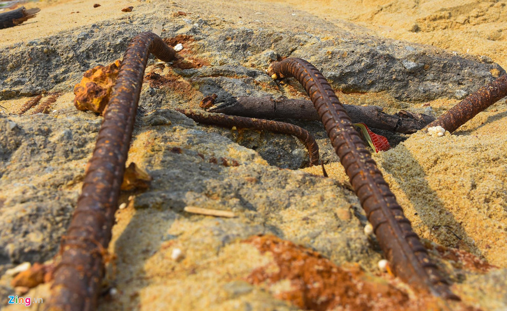 Lãnh đạo UBND tỉnh Bình Định cũng chỉ rõ Ban quản lý dự án đầu tư và xây dựng huyện Hoài Nhơn (đại diện chủ đầu tư) không phát hiện những sai sót trong thiết kế, các thay đổi biện pháp thi công để báo cáo kịp thời cho chủ đầu tư… Trong ảnh là cốt sắt kè biển "lộ thiên" gỉ sét ở kè biển 80 tỷ Tam Quan.