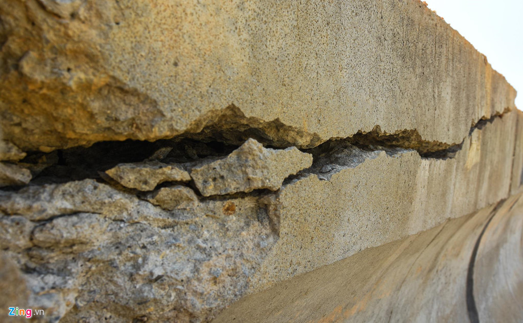 Theo kết luận của UBND tỉnh Bình Định, đơn vị tư vấn thiết kế thiếu kinh nghiệm nên chọn phương án tuyến chưa hợp lý, kết cấu thân kè, chân kè chưa đảm bảo chịu lực trực tiếp từ sóng biển… Đơn vị thi công là Công ty TNHH Tân Lập tự thay đổi biện pháp thi công nhưng không trao đổi, bàn bạc với đơn vị thiết kế. Đơn vị giám sát không giám sát, lập biên bản báo cáo chủ đầu tư và các bên liên quan khi đơn vị thi công thay đổi biện pháp thi công.