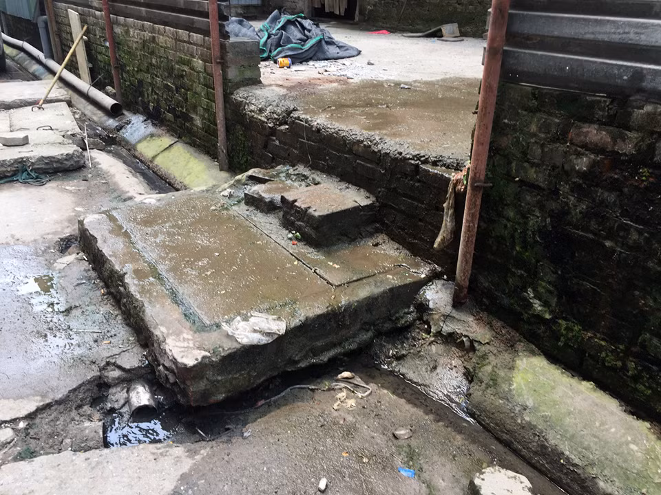 “Hôm qua ở đây còn tắc ống, nước chảy ềnh ra, lênh láng cả đoạn đường” - ông Ngữ cho biết thêm.