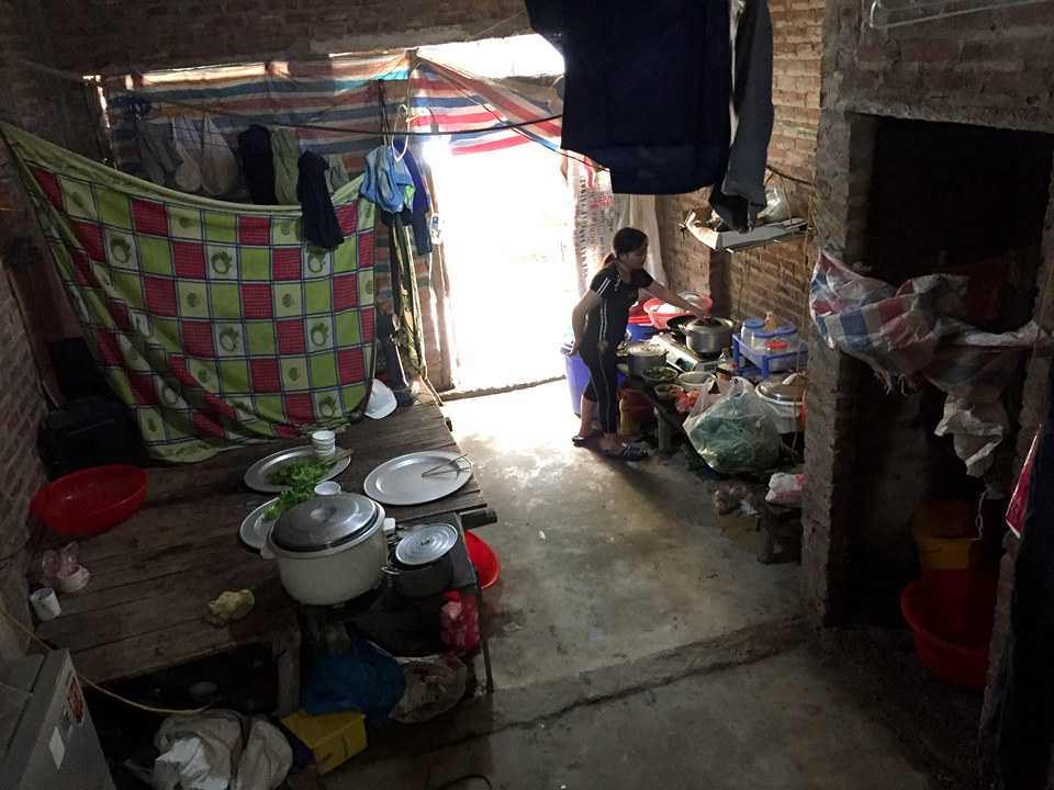 Ảnh: Cận cảnh khu "ổ chuột” giữa lòng Thủ đô - Hình 4 Anh: Can canh khu