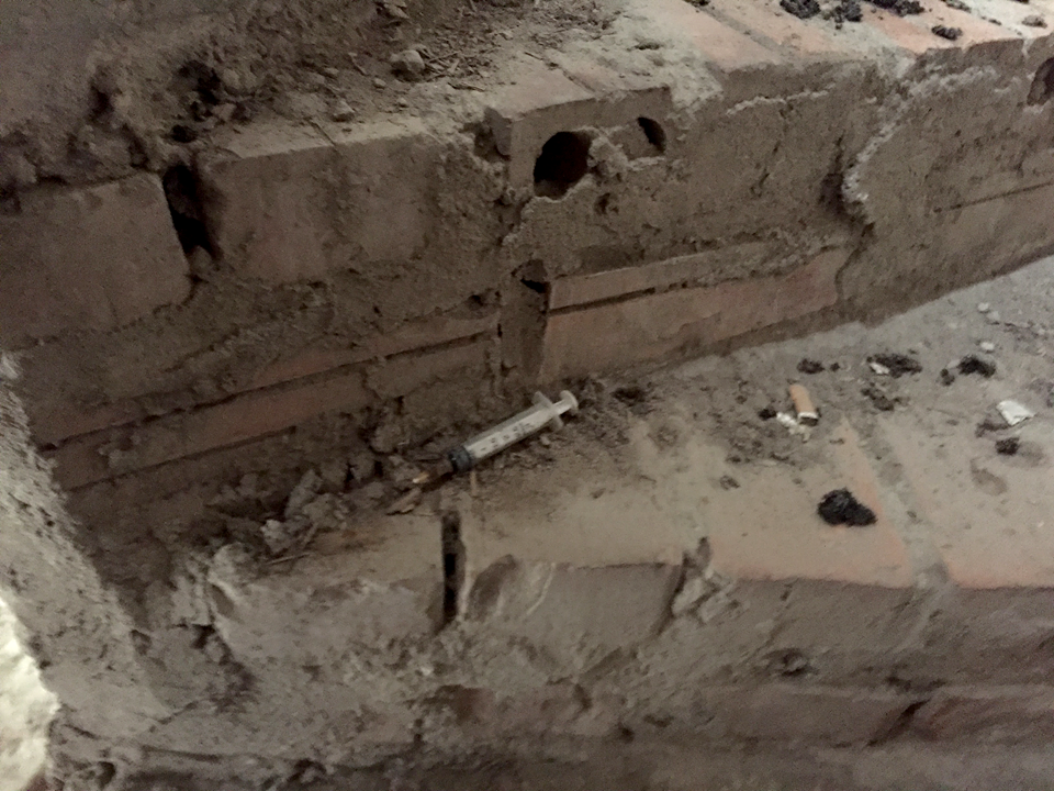 Cũng theo những người dân, từ khi những người lao động nhập cư đến ở thì đây cũng là tụ điểm của nhiều đối tượng nghiên hút. Gây mất an toàn an ninh khu vực ở đây.