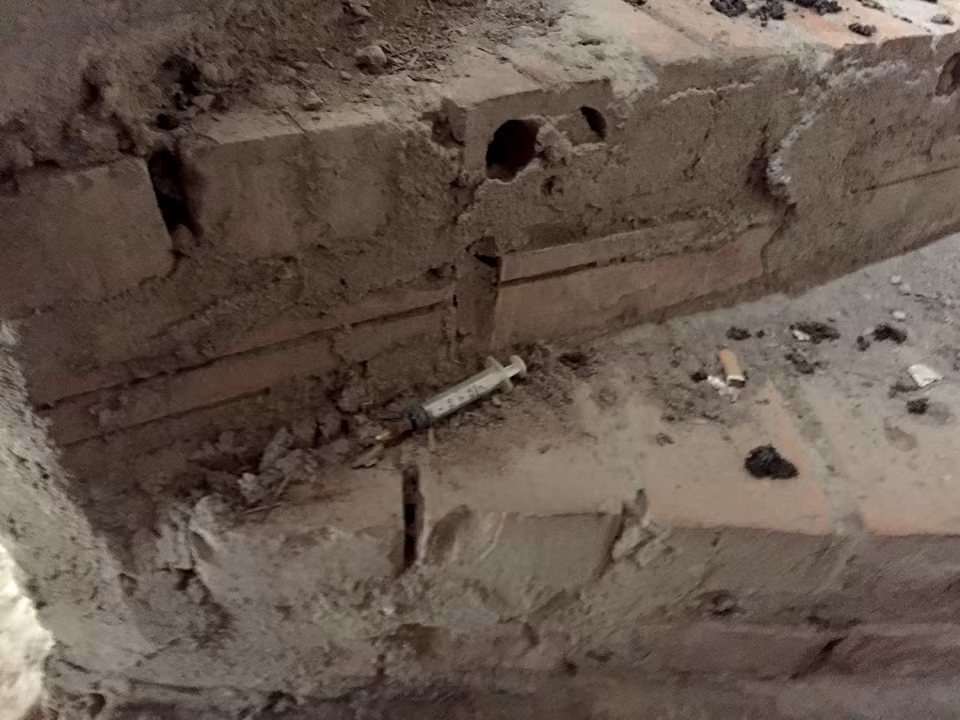 Cũng theo những người dân, từ khi những người lao động nhập cư đến ở thì đây cũng là tụ điểm của nhiều đối tượng nghiên hút. Gây mất an toàn an ninh khu vực ở đây.