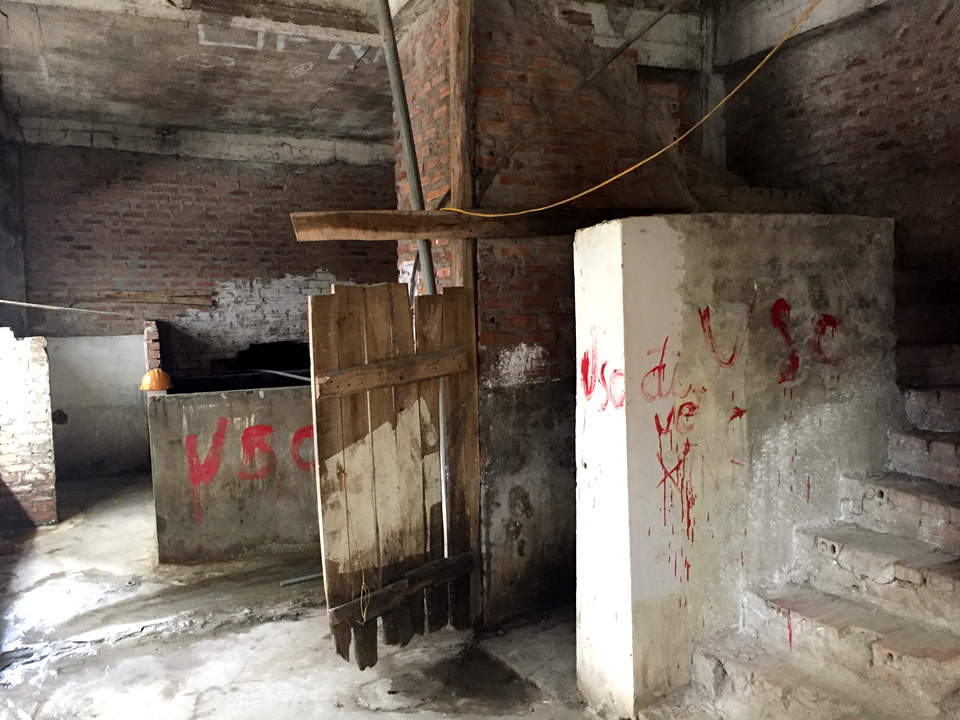 Ông Phạm Gia Ngữ (tổ 9, phường Yên Hòa, Cầu Giấy): "Chúng tôi ở đây khổ lắm, lúc nào nhà ở đây cũng phải đóng kín cửa hết không dám mở. Những người sống ở khu nhà này không ý thức giữ gìn vệ sinh đi, vệ sinh bừa bãi nên khu này lúc nào cũng trong tình trạng bốc mùi hôi thối, cũng vì vậy mà ở đây nhiều dịch bệnh phát sinh. Bây giờ quây rào đi còn đỡ chứ trước còn bẩn nữa”