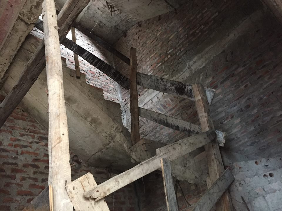 Theo quan sát của PV, ngoài những phòng cho thuê thì những phòng trống còn lại đều ngập ngụa trong rác thải và bốc mùi hôi thối. Bà N (tổ 29, phường Yên Hòa, Cầu Giấy) bức xúc nói: “Một bên chúng tôi treo cờ, bên kia họ treo quần đùi áo lót. Thế thì còn mỹ quan đô thị cái gì nữa”.