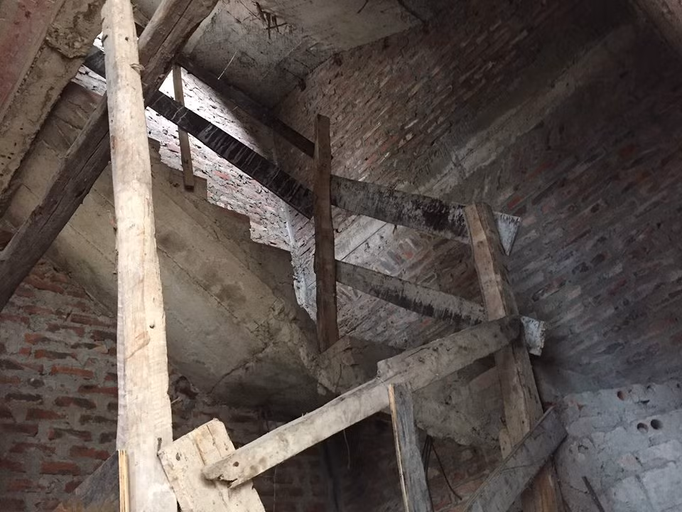 Theo quan sát của PV, ngoài những phòng cho thuê thì những phòng trống còn lại đều ngập ngụa trong rác thải và bốc mùi hôi thối. Bà N (tổ 29, phường Yên Hòa, Cầu Giấy) bức xúc nói: “Một bên chúng tôi treo cờ, bên kia họ treo quần đùi áo lót. Thế thì còn mỹ quan đô thị cái gì nữa”.