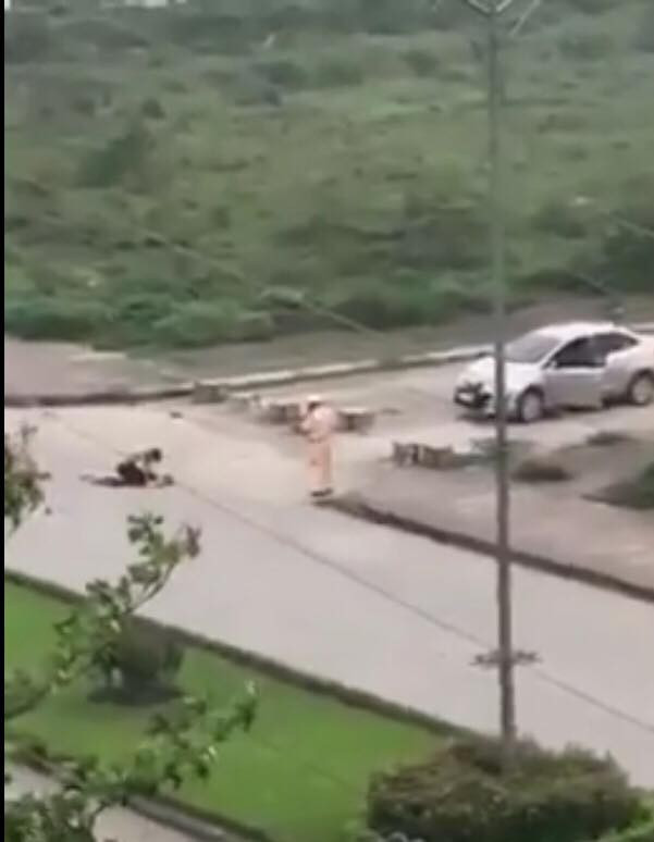 Vu nam thanh nien dam chet ban gai: CSGT co lam het trach nhiem khi dung ngay o hien truong?-Hinh-2