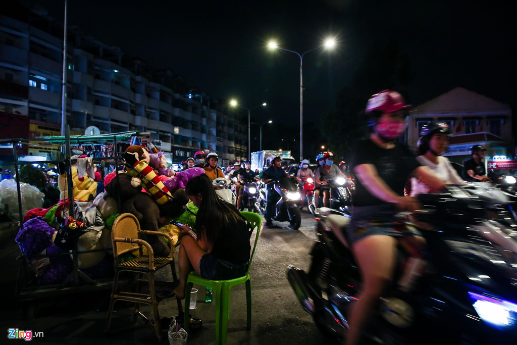 Lưu lượng xe đi qua khu vực này là rất lớn nên tình trạng này sẽ gây không ít nguy hiểm cho người mua lẫn người bán.
