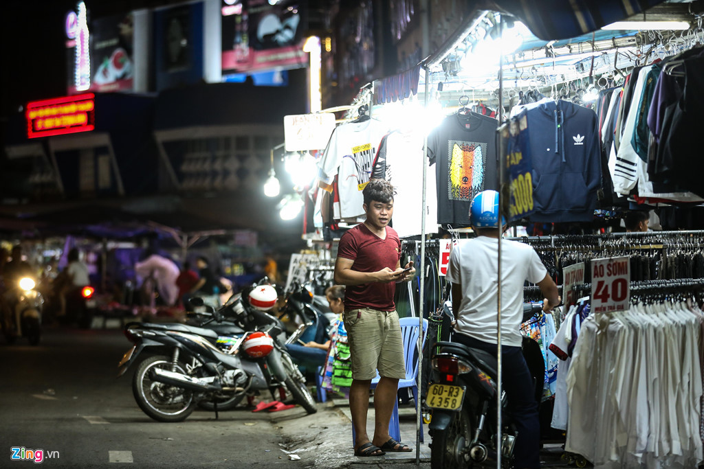Tương tự, tình trạng này cũng diễn ra tại khu vực chợ Bà Chiểu (quận Bình Thạnh). Các hộ kinh doanh quần áo tại đây bày hàng tràn xuống hẳn lòng đường.
