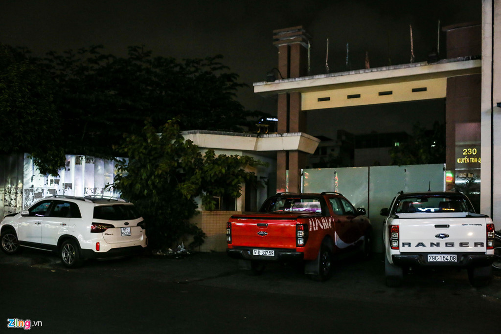 Ngay phía trước nơi làm việc của Công an TP.HCM (230 Nguyễn Trãi, quận 1), ôtô đậu tràn lan, bịt kín hoàn toàn lối đi cho người đi bộ.