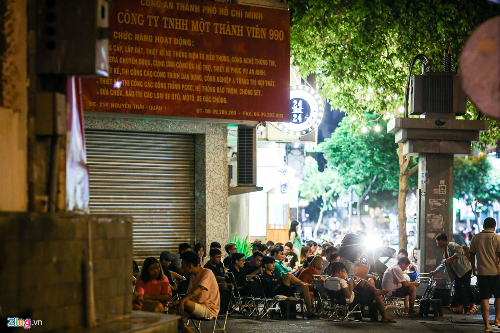 Tuy nhiên, sau hơn một năm triển khai, đến thời điểm này, tình trạng lấn chiếm vỉa hè Sài Gòn để kinh doanh vẫn diễn ra tràn lan, trên khắp các tuyến đường nội ô thành phố. Đường Nguyễn Trãi đoạn từ nút giao Nguyễn Văn Cừ đến vòng xoay Cống Quỳnh, tình trạng vỉa hè bị các cơ sở kinh doanh trưng dụng để làm mặt bằng kinh doanh diễn ra tràn lan.