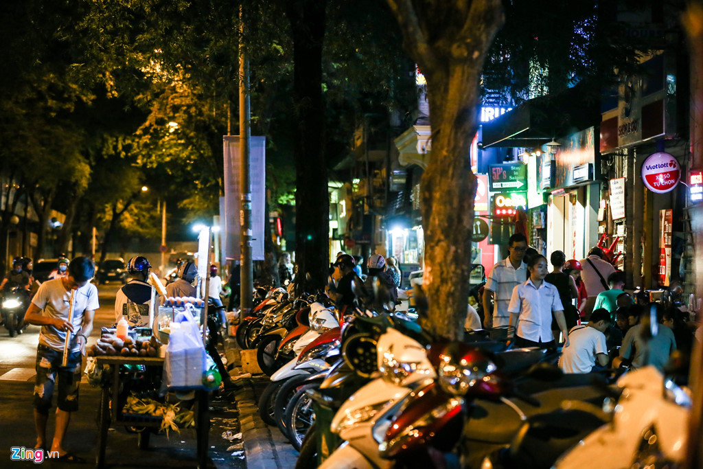 Tương tự, đường Nguyễn Du (quận 1) đoạn phía trước nhà thờ Đức Bà, vỉa hè bị lấn chiếm để kinh doanh bán cà phê, đồ ăn vặt và xe máy của khách hàng. Đây cũng là khu vực có rất đông người nước ngoài ghé qua.