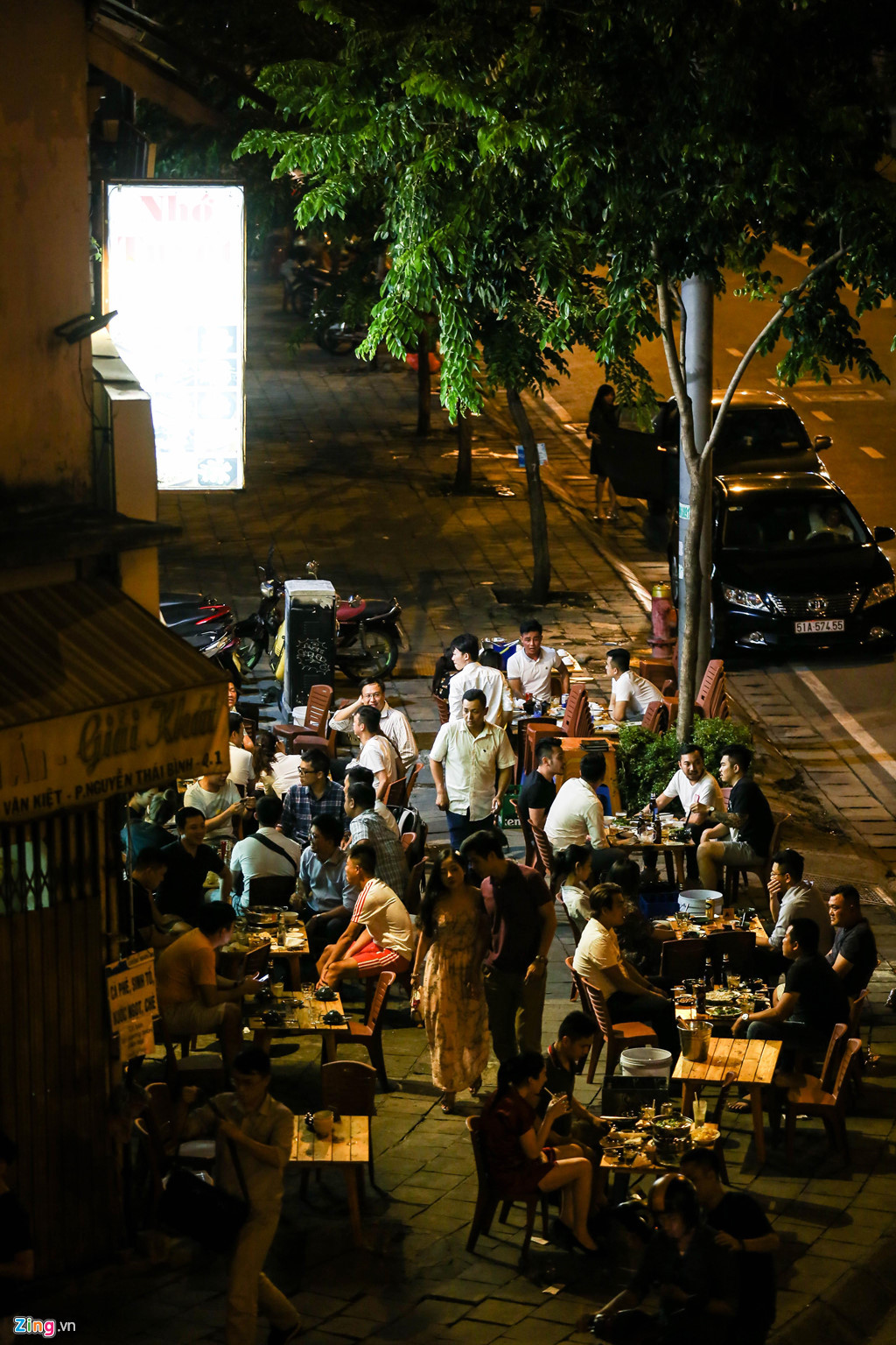 Tuyến đường Võ Văn Kiệt (quận 1), đoạn chân cầu Calmette, cả một góc vỉa hè được các quán nhậu tận dụng để đặt bàn phục vụ khách, bịt kín lối đi, buộc người đi bộ phải len lỏi vào các dãy bàn để đi.