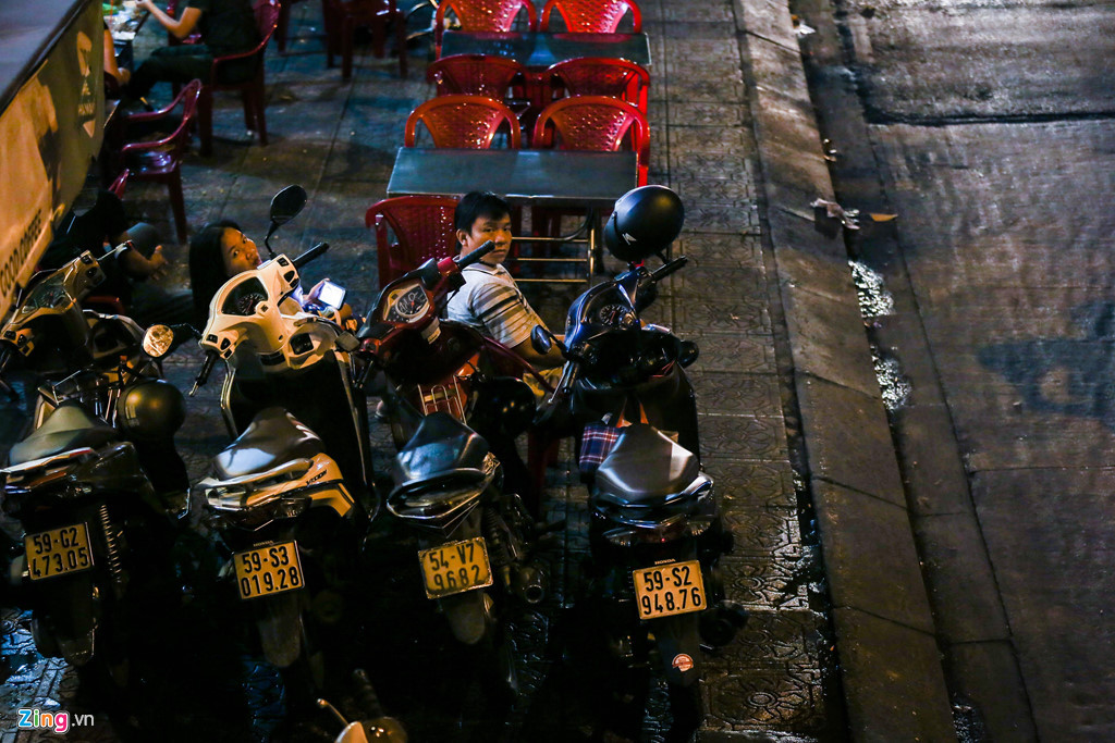 Xe máy của khách đi nhậu cũng được để chật kín vỉa hè, không còn lối đi cho người đi bộ.