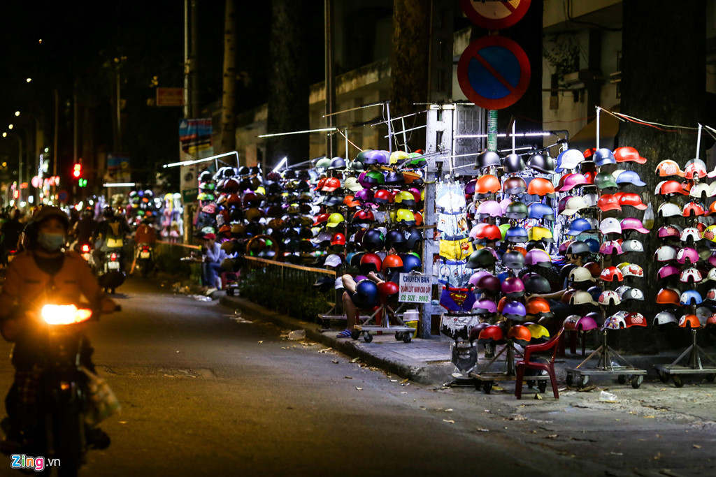 Nhieu hang quan lai bat nhao lan chiem via he Sai Gon