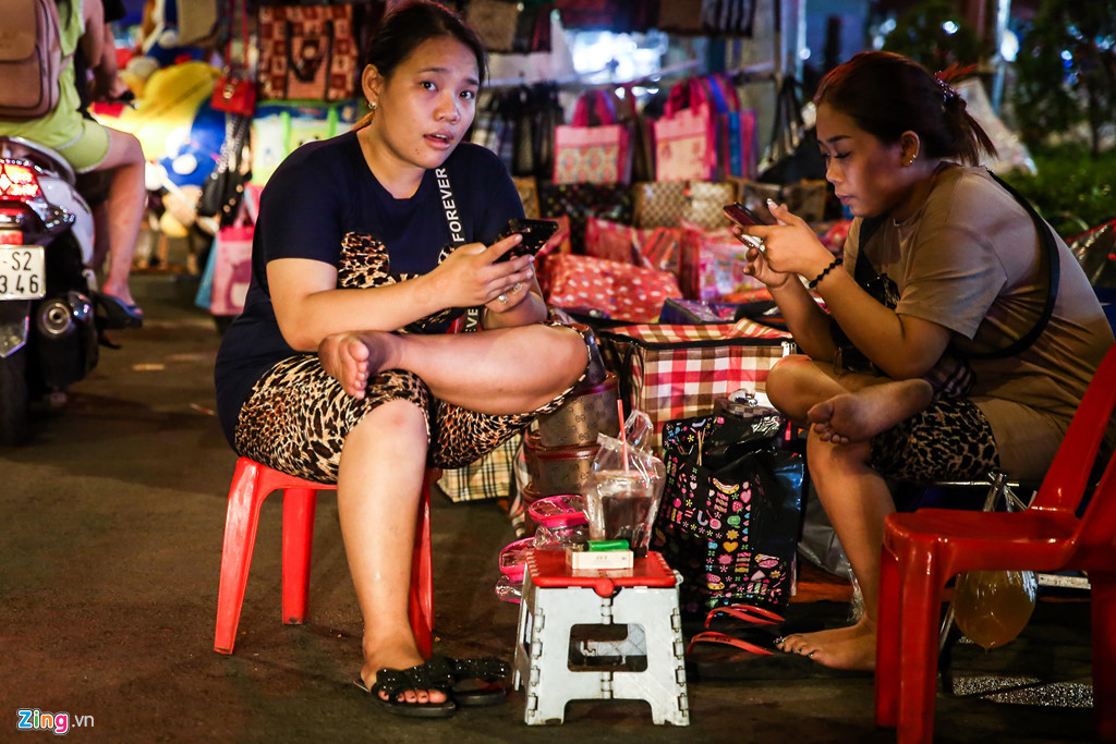 ...hoặc sinh hoạt ngay trên lòng đường tại khu vực đông đúc xe cộ qua lại này.