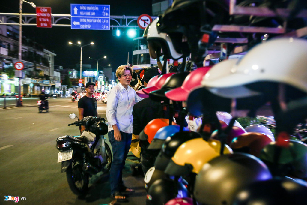 Hàng hoá được bày xuống lòng đường, nên buộc lòng, khách khi muốn mua hàng cũng phải đứng dưới lòng đường để chọn lựa, ngã giá.