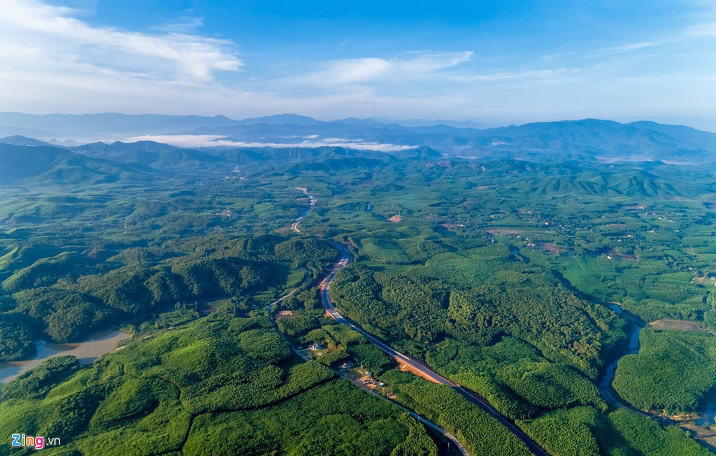 Nhìn từ trên cao, tuyến đường chạy qua những rừng cây trông như dải lụa.