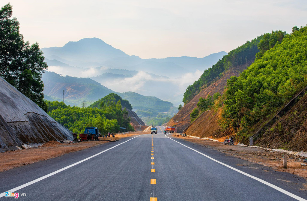 Dự án có quy mô nền đường cao tốc 4 làn xe, mặt cắt ngang rộng 23 - 24 m, giai đoạn đầu thảm BTN 2 làn xe cơ giới, 2 làn dừng đỗ khẩn cấp đảm bảo phương tiện giao thông chạy với tốc độ 60 đến 80 km/h.