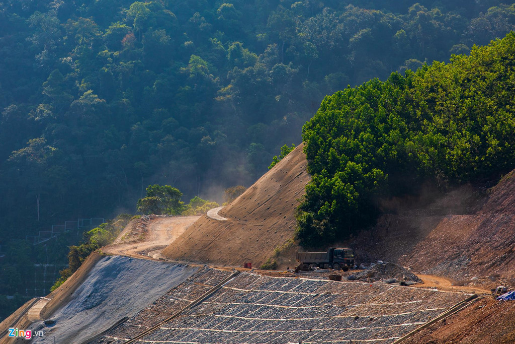 Nhiều đoạn đường vẫn chưa được rải nhựa.