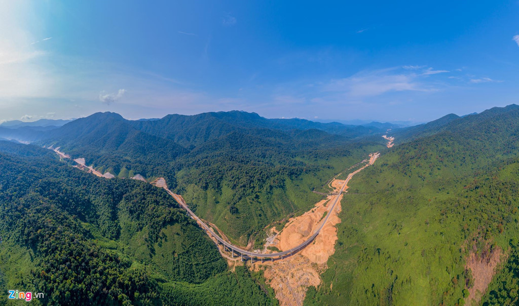 Cầu Km 36 đoạn đi qua vườn quốc gia Bạch Mã có 14 nhịp đã hoàn thành.