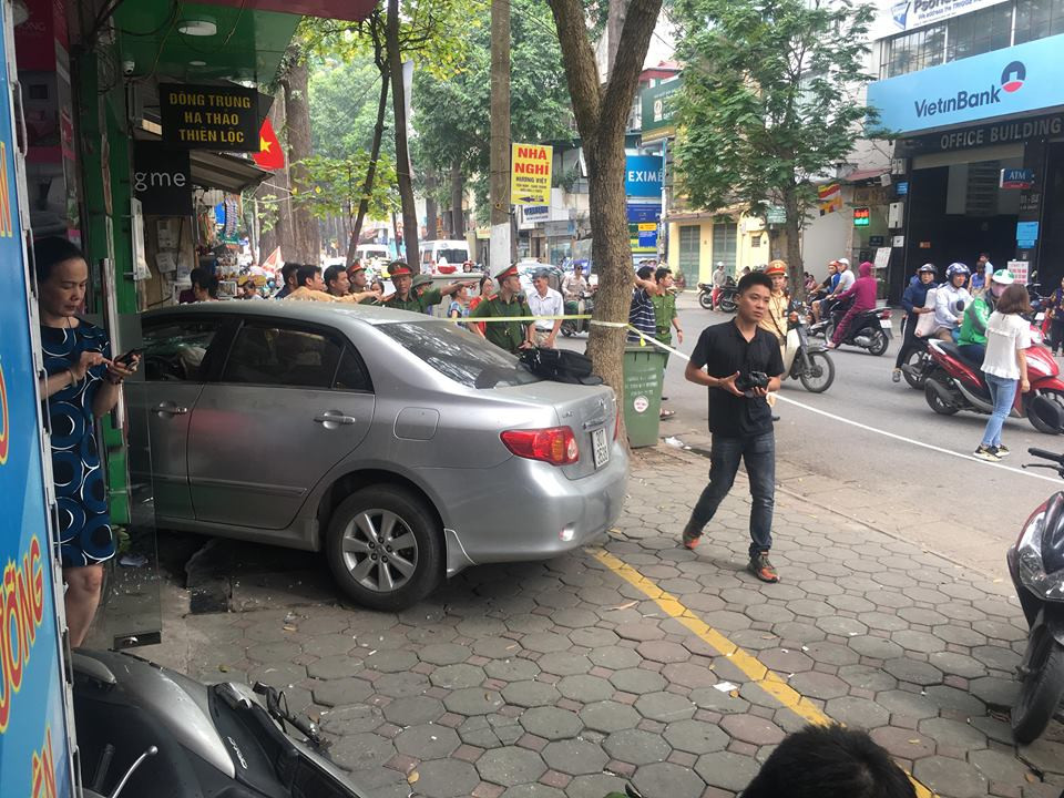 Thời điểm xảy ra vụ việc bên trong cửa hàng hoa quả có một số nhân viên và khách hàng, nhưng may mắn không làm ai bị thương. 