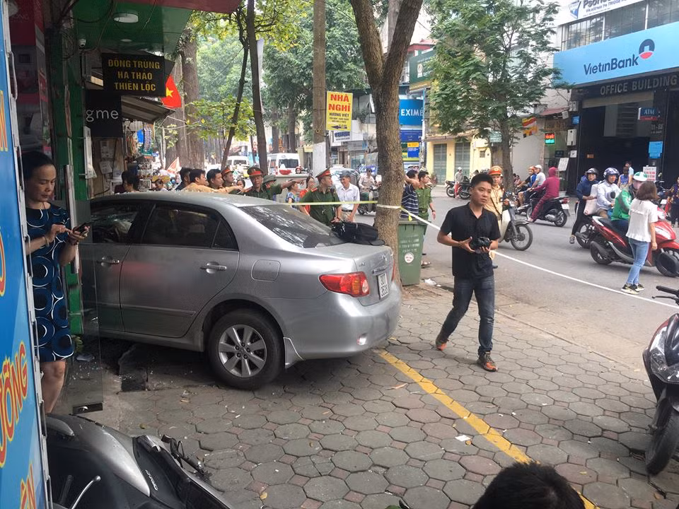 Thời điểm xảy ra vụ việc bên trong cửa hàng hoa quả có một số nhân viên và khách hàng, nhưng may mắn không làm ai bị thương. 