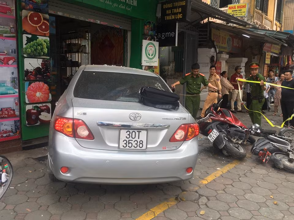 Sau khi xảy ra sự việc, người phụ nữ điều khiển xe gây tai nạn rời khỏi hiện trường. 