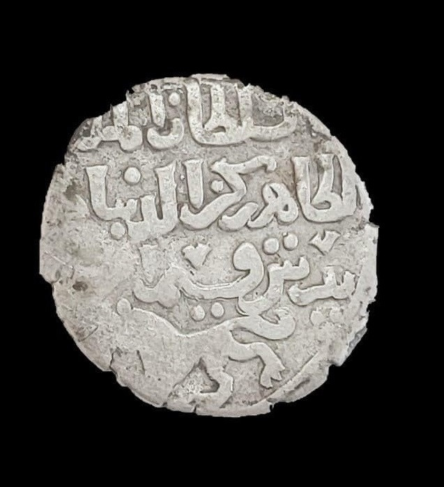 Trong cuộc khai quật tại khu vực gần một ngôi đền của Ai Cập, các nhà khảo cổ đã tìm thấy nhiều đồng xu vàng, bạc có niên đại từ năm 610 thuộc thời vua Muhammad cho đến thế kỷ 13.