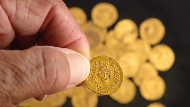 Theo các chuyên gia, những đồng tiền vàng trên được đúc trong thời gian trị vì của Hoàng đế Phocas (nắm quyền từ năm 602 - 610) và Hoàng đế Heraclius (trị vì từ năm 610 - 641).