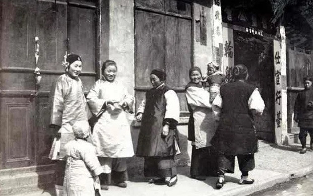 Vào dịp Tết Nguyên đán, người dân nhà Thanh mặc quần áo mới cùng gia đình đi chúc tết họ hàng. Gương mặt của mỗi người đều toát lên sự hạnh phúc.