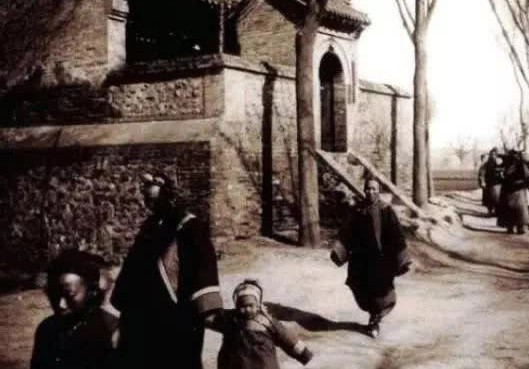 Trong dịp năm mới, nhiều gia đình đi lễ ở từ đường, đền chùa... nhằm cầu mong bình an.