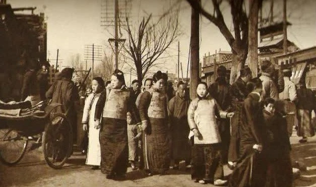 Người dân nô nức đi xem hội vào những ngày đầu xuân năm mới.