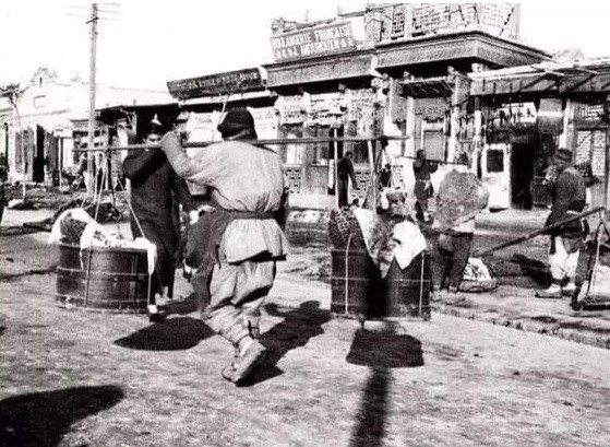 Trong ngày đầu xuân năm mới, một số người bán hàng rong bán các món ăn vặt để kiếm thêm thu nhập.