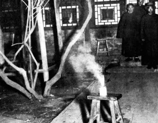 Đốt pháo là tập tục truyền thống của người dân nhà Thanh nhằm xua đuổi những điều xui xẻo, đón chào năm mới gặp nhiều may mắn, hạnh phúc.