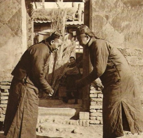 Hai người đàn ông chúc tết nhau trong dịp năm mới. Trong những ngày tết, người dân thường chúc nhau những điều tốt đẹp như sức khỏe, tài lộc...