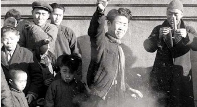 Người dân đốt pháo trong dịp năm mới.