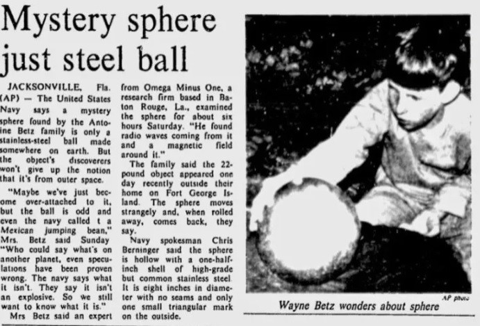 Tuy nhiên, cách lý giải này không giải thích được tất cả các điều kỳ bí khác xảy ra với quả cầu như phát ra âm thanh "dị", tự thay đổi hướng đi... Từ đây, một gải thuyết cho rằng, quả cầu này có thể là đồ vật do sinh vật ngoài Trái đất đánh rơi. Vậy nên, quả cầu thép mới xảy ra những chuyện bí ẩn như vậy.