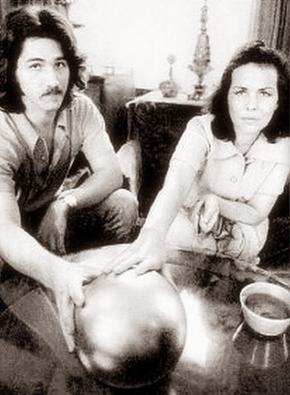 Hai tuần sau khi phát hiện quả cầu bí ẩn trên, người con trai của gia đinh Betz gảy đàn ghi ta trong phòng thì chuyện lạ xảy ra. Đó là quả cầu thép bắt đầu có phản ứng với những giai điệu của đàn ghi ta.