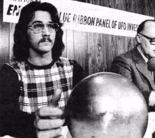 Vào năm 1974, gia đình Betz phát hiện quả cầu thép bí ẩn khi khảo sát thiệt hại gây ra do một vụ cháy kỳ lạ đã tàn phá 88 ha rừng trên đầm lầy Fort George Island, phía đông Florida, Mỹ.