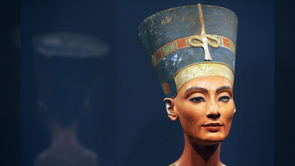Nhóm nghiên cứu cho rằng, một trong 2 xác ướp có khả năng là nữ hoàng Nefertiti nổi tiếng Ai Cập. Họ hy vọng trong năm 2023 sẽ biết được chính xác đó có phải thi hài bà hoàng Nefertiti danh tiếng của Ai Cập cổ đại hay không.