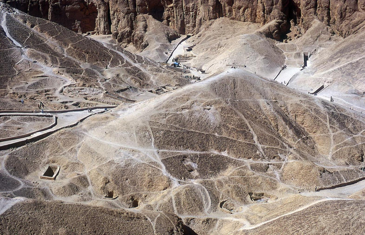 Được phát hiện lần đầu tại Thung lũng của các vị vua vào năm 1817, ngôi mộ KV 21 khiến các nhà khảo cổ Ai Cập bất ngờ vì bên trong có 2 xác ướp nữ. Đây là một trong những khám phá khảo cổ quan trọng tại Ai Cập.