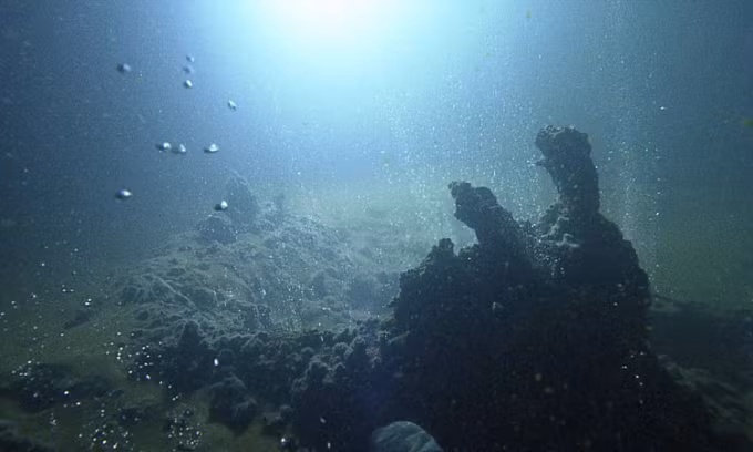 Trong một nghiên cứu mới xuất bản trên tạp chí Geochemistry, Geophysics, Geosystems, các nhà địa chất học cho hay lần đầu tiên phát hiện một lò magma khổng lồ (còn gọi là buồng magma hay hốc magma) ở bên dưới dưới Địa Trung Hải.